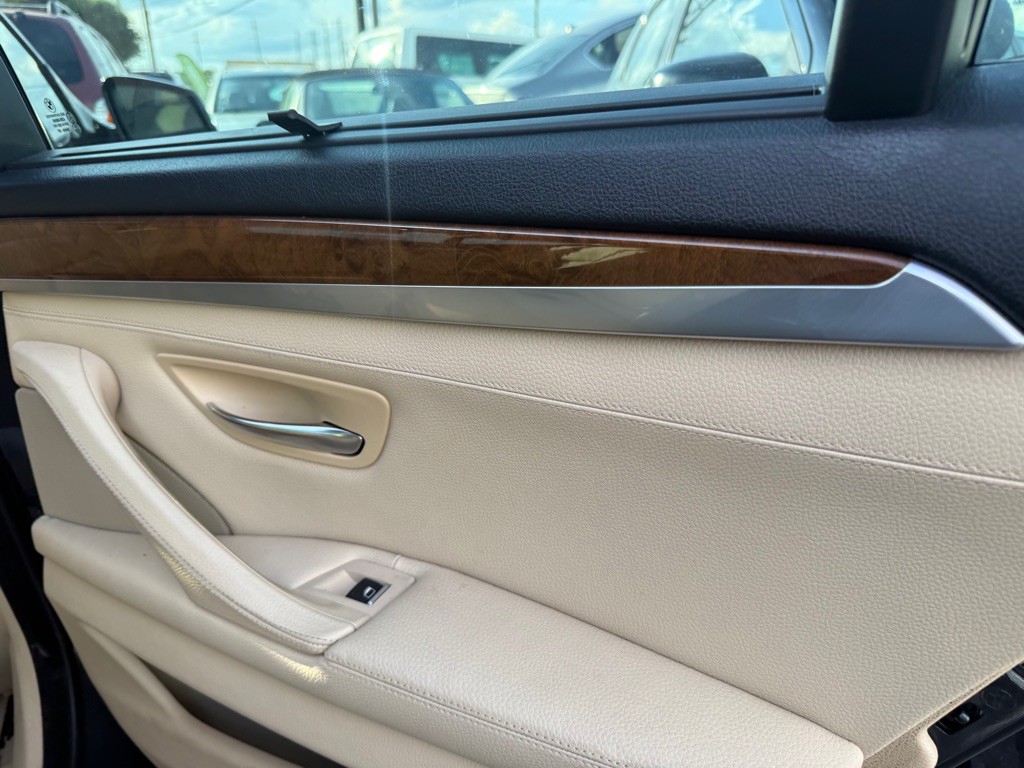 2011 BMW 5 Series Image 16