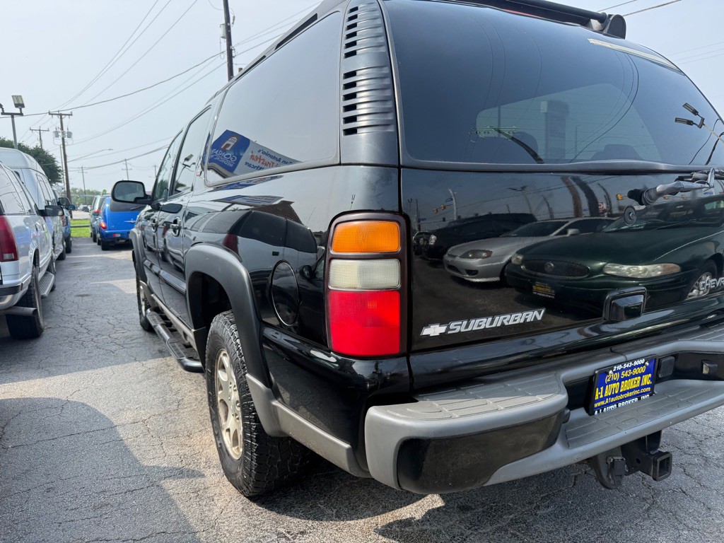 2005 Chevrolet Suburban Image 2