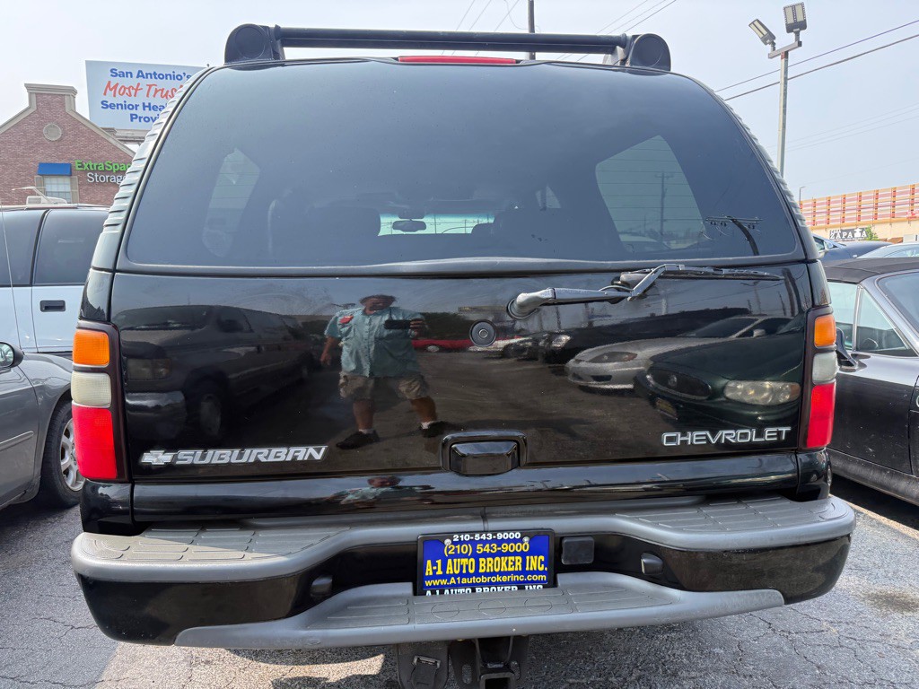 2005 Chevrolet Suburban Image 3