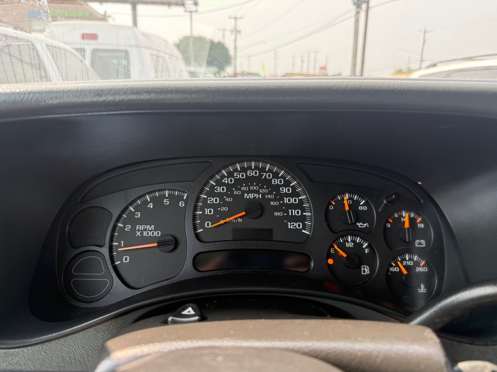 2005 Chevrolet Suburban Image 10