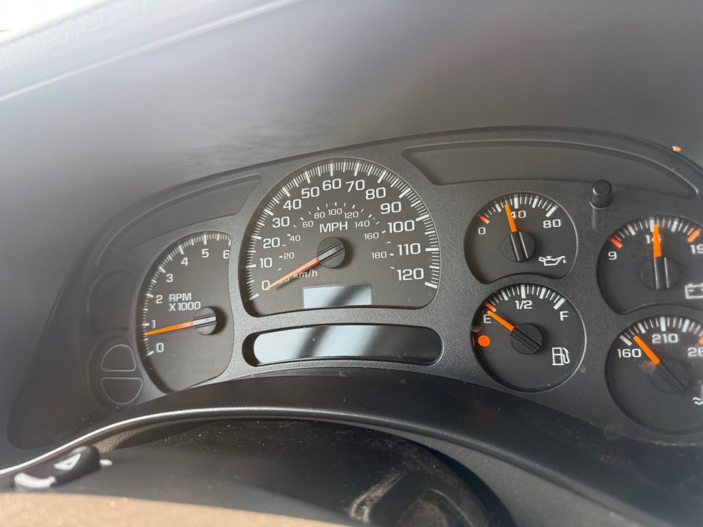 2005 Chevrolet Suburban Image 12