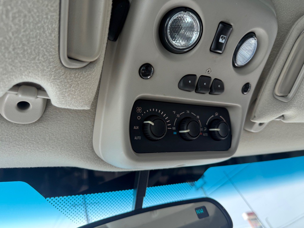 2005 Chevrolet Suburban Image 15