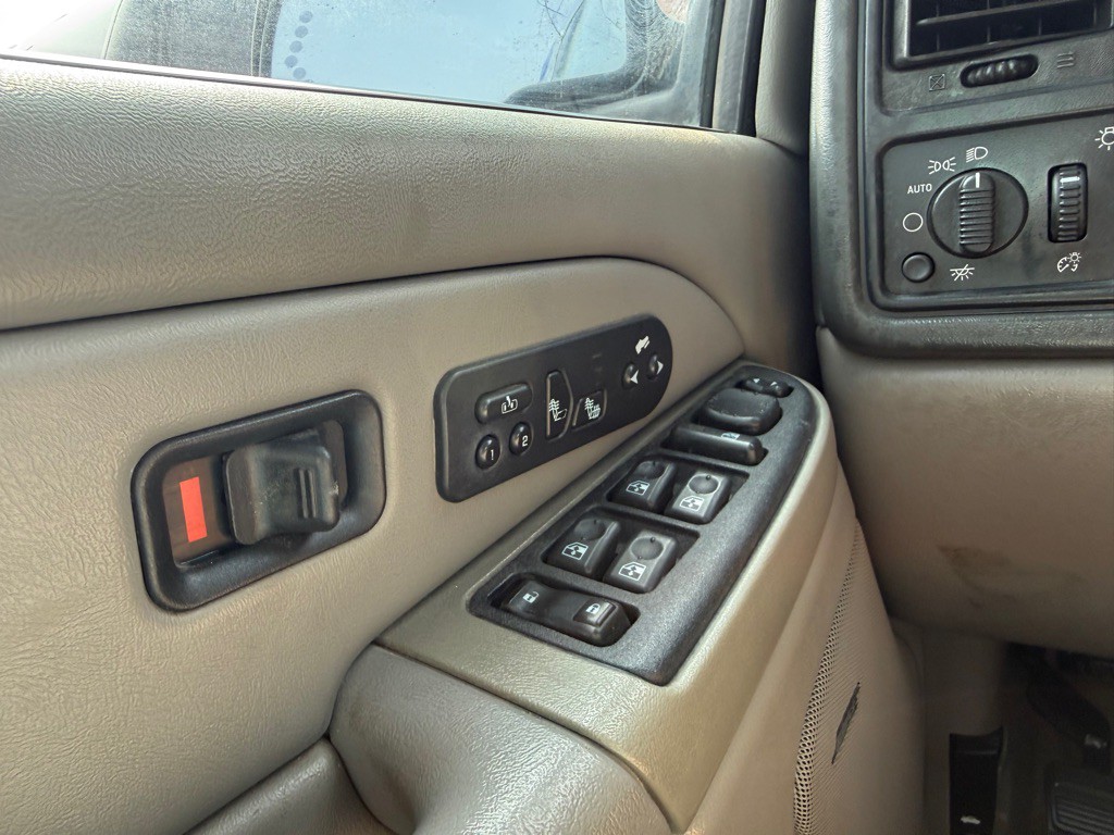 2005 Chevrolet Suburban Image 16