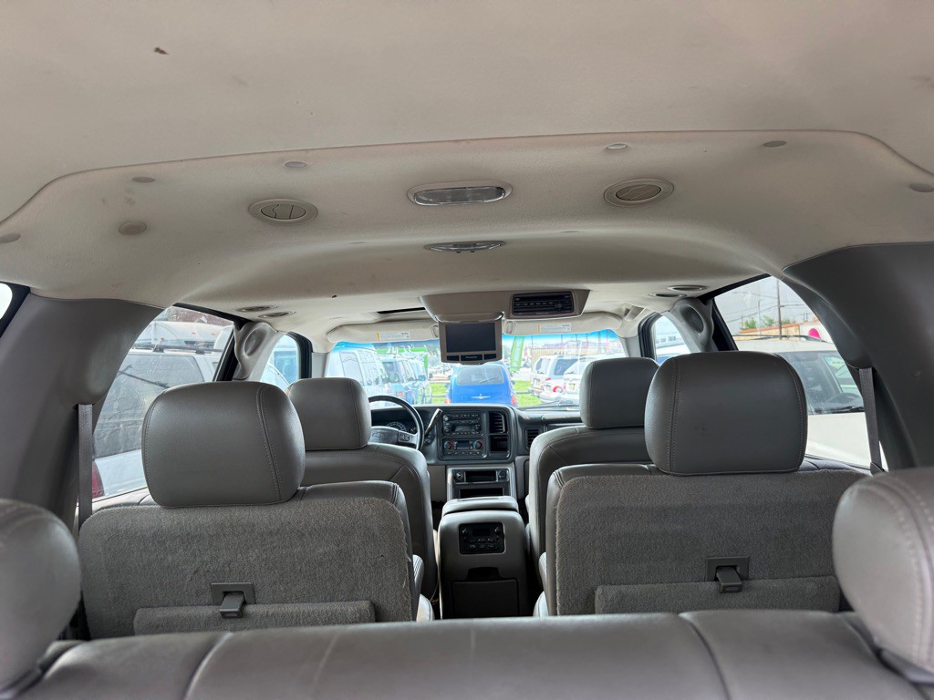 2005 Chevrolet Suburban Image 23