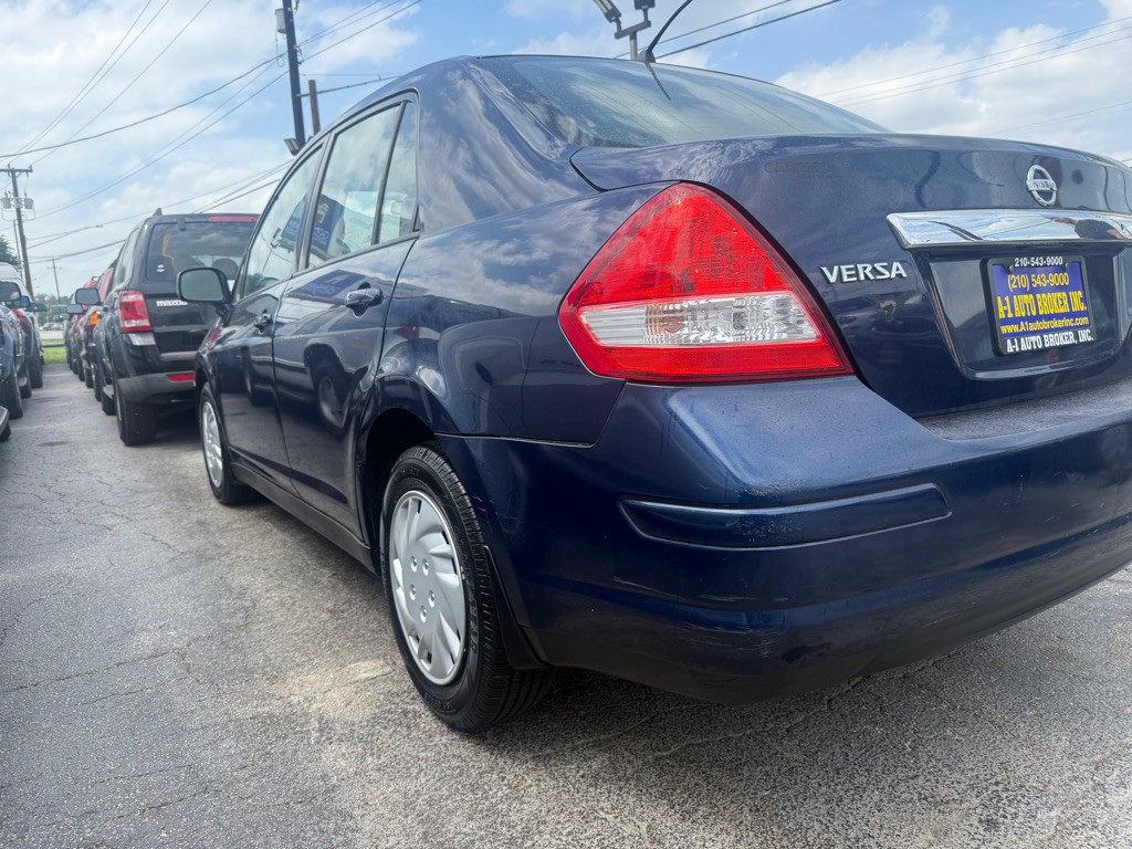 2010 Nissan Versa Image 2