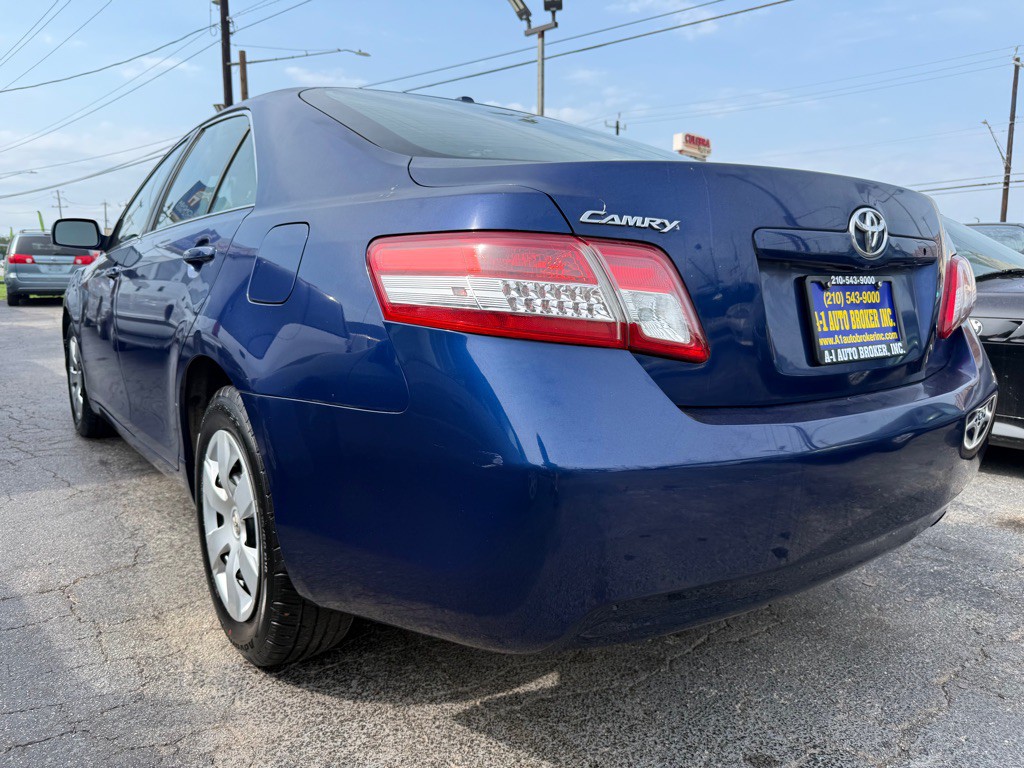 2011 Toyota Camry Image 2