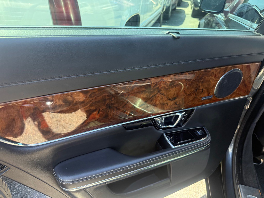 2014 Jaguar XJ Image 10