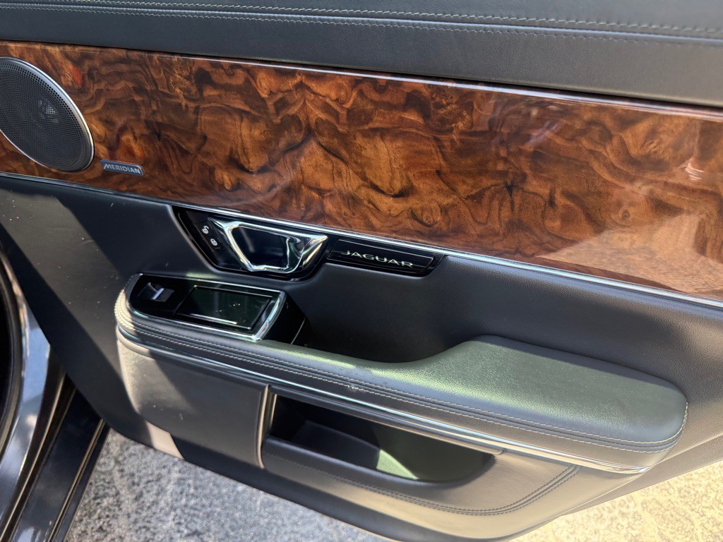 2014 Jaguar XJ Image 17