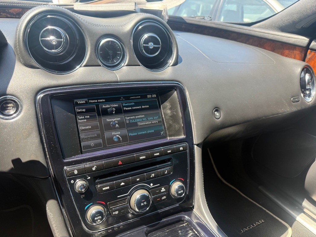 2014 Jaguar XJ Image 27