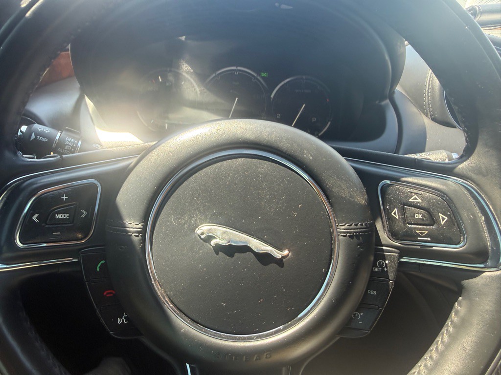 2014 Jaguar XJ Image 32