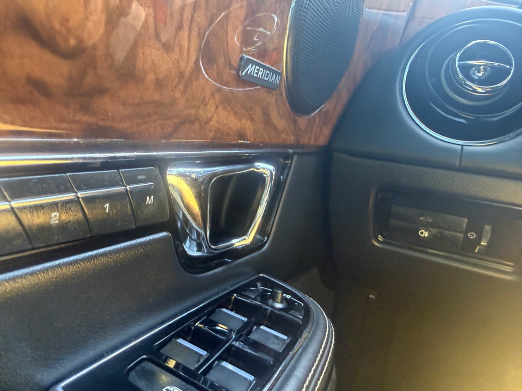 2014 Jaguar XJ Image 36