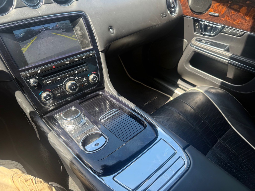 2014 Jaguar XJ Image 38