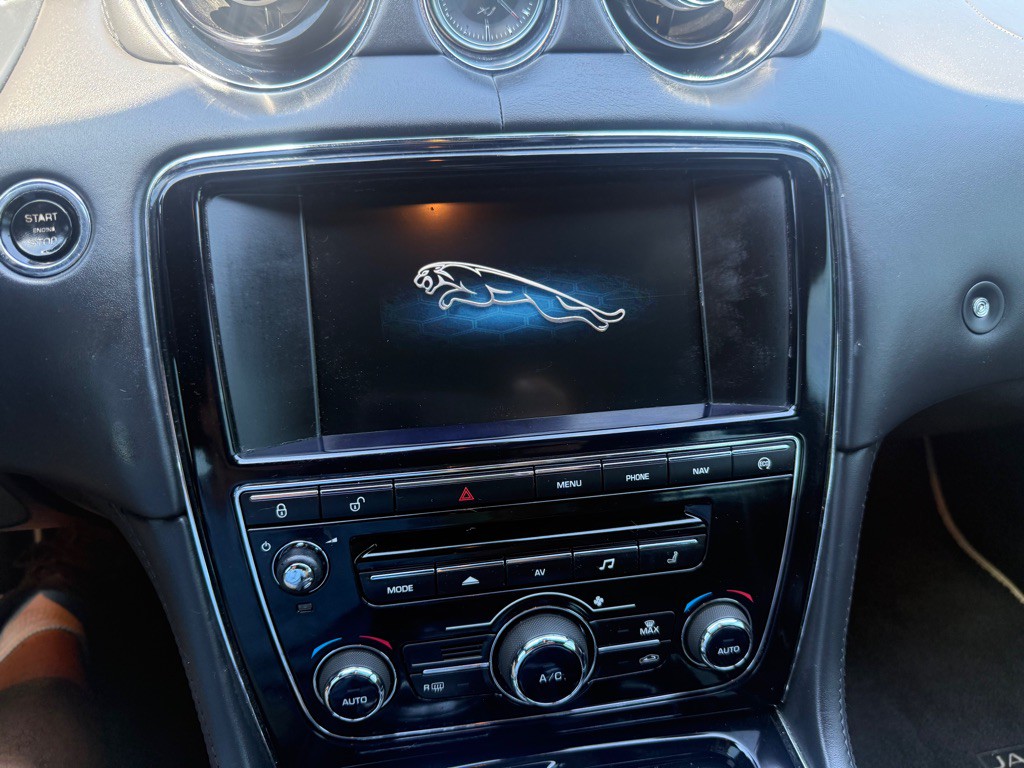 2014 Jaguar XJ Image 42