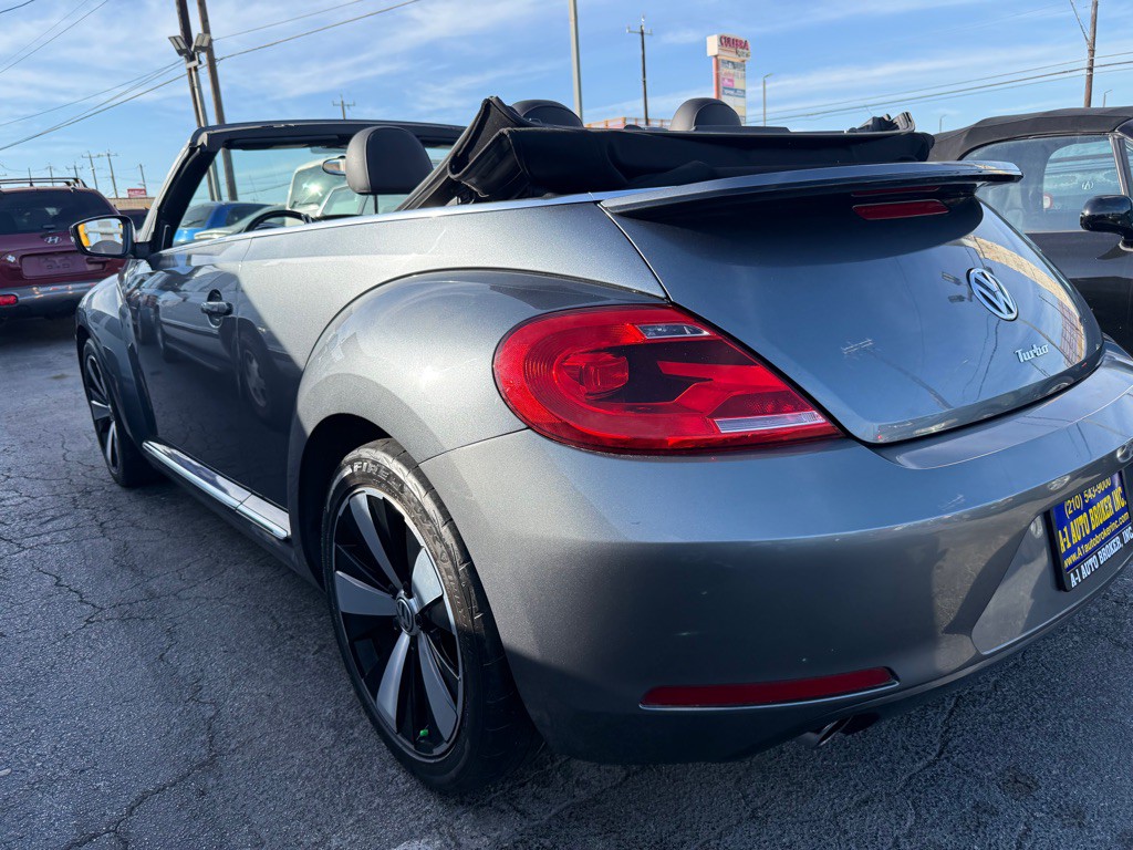 2013 Volkswagen Beetle Image 2