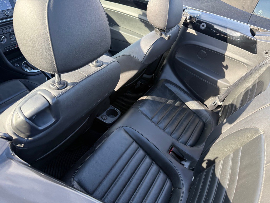 2013 Volkswagen Beetle Image 14