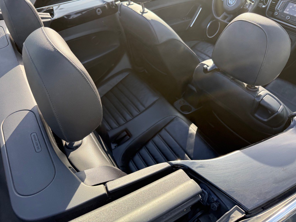 2013 Volkswagen Beetle Image 16