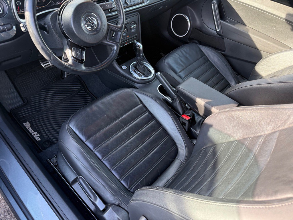 2013 Volkswagen Beetle Image 25