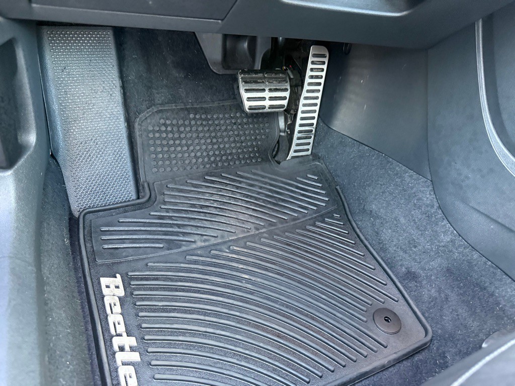 2013 Volkswagen Beetle Image 37