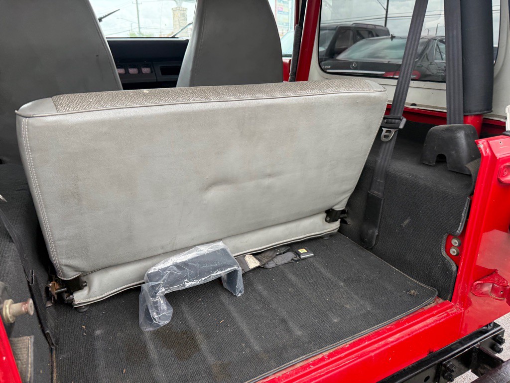 1995 Jeep Wrangler Image 11