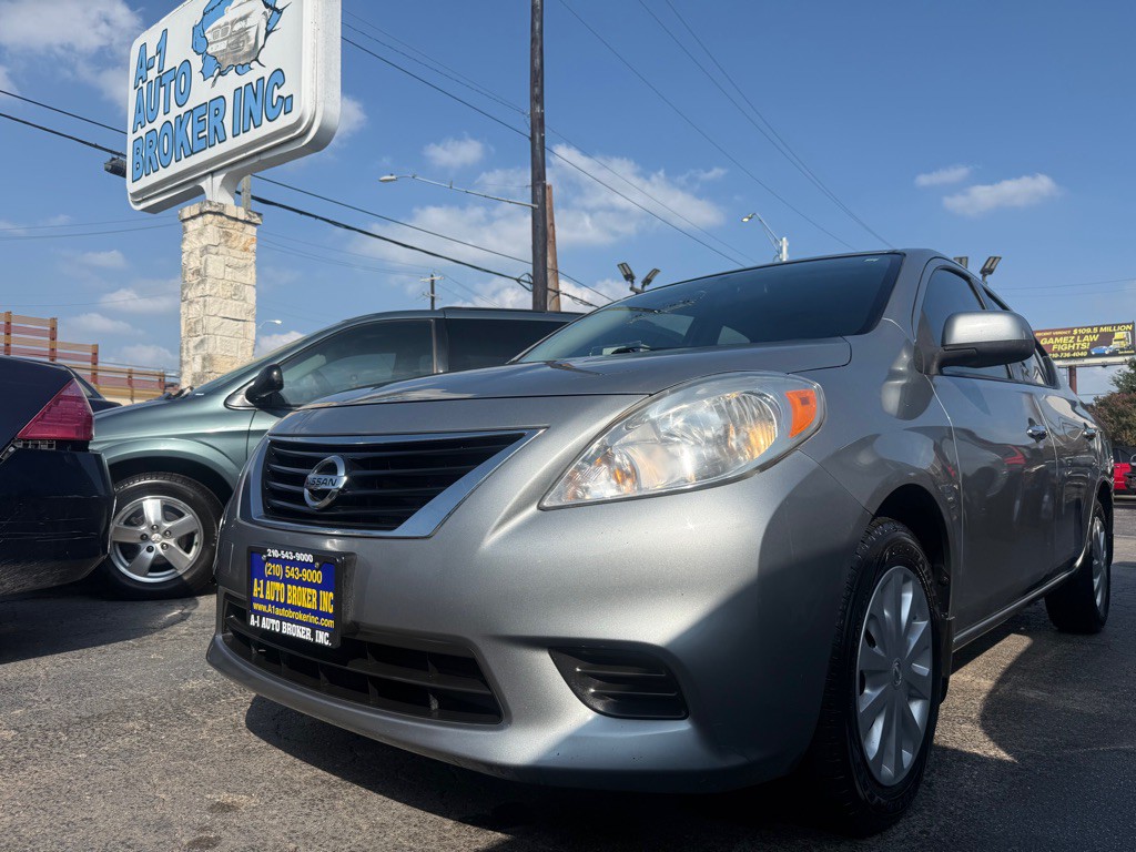 2012 Nissan Versa Image 1