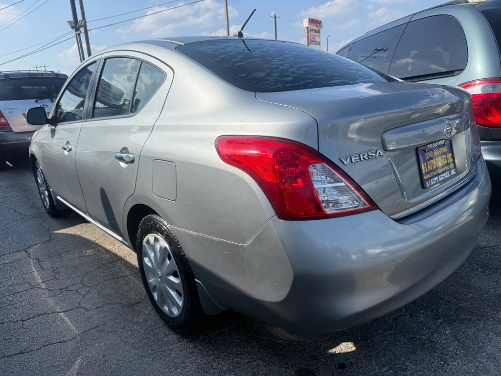 2012 Nissan Versa Image 2