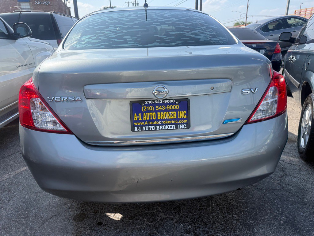 2012 Nissan Versa Image 3
