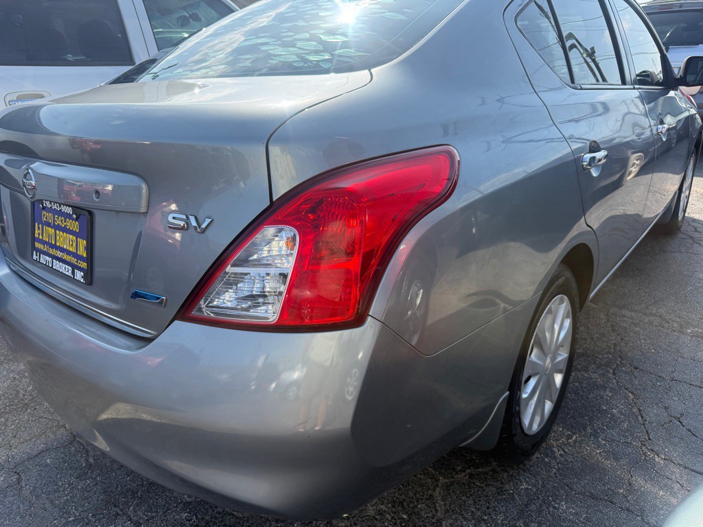 2012 Nissan Versa Image 4