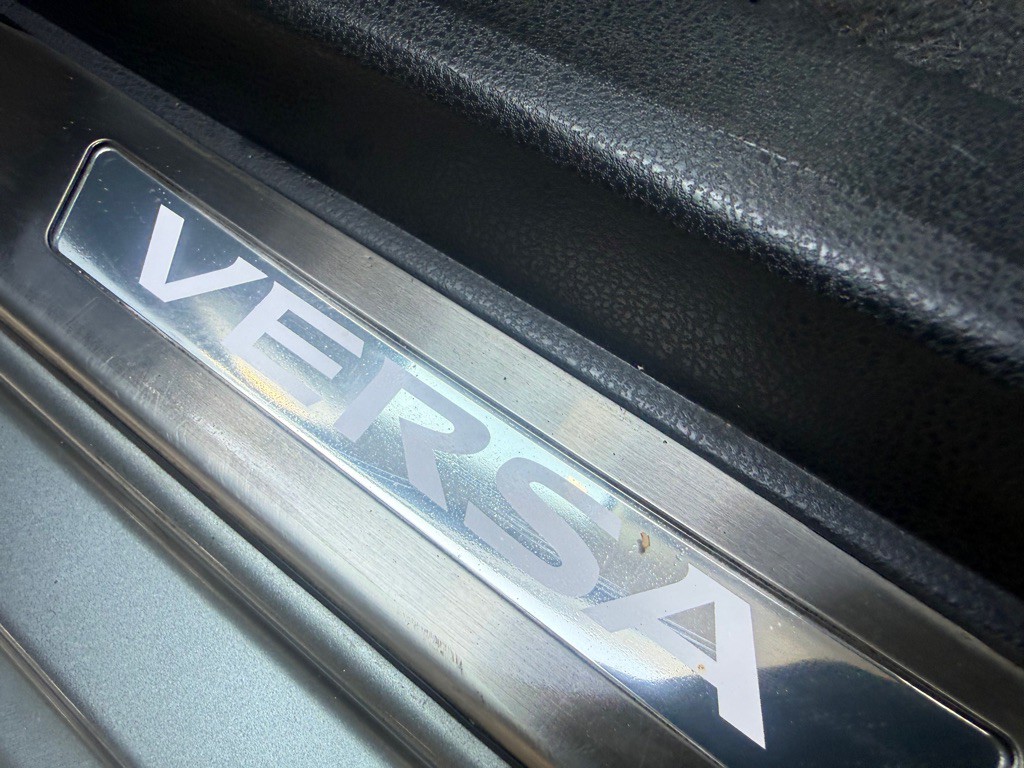 2012 Nissan Versa Image 17