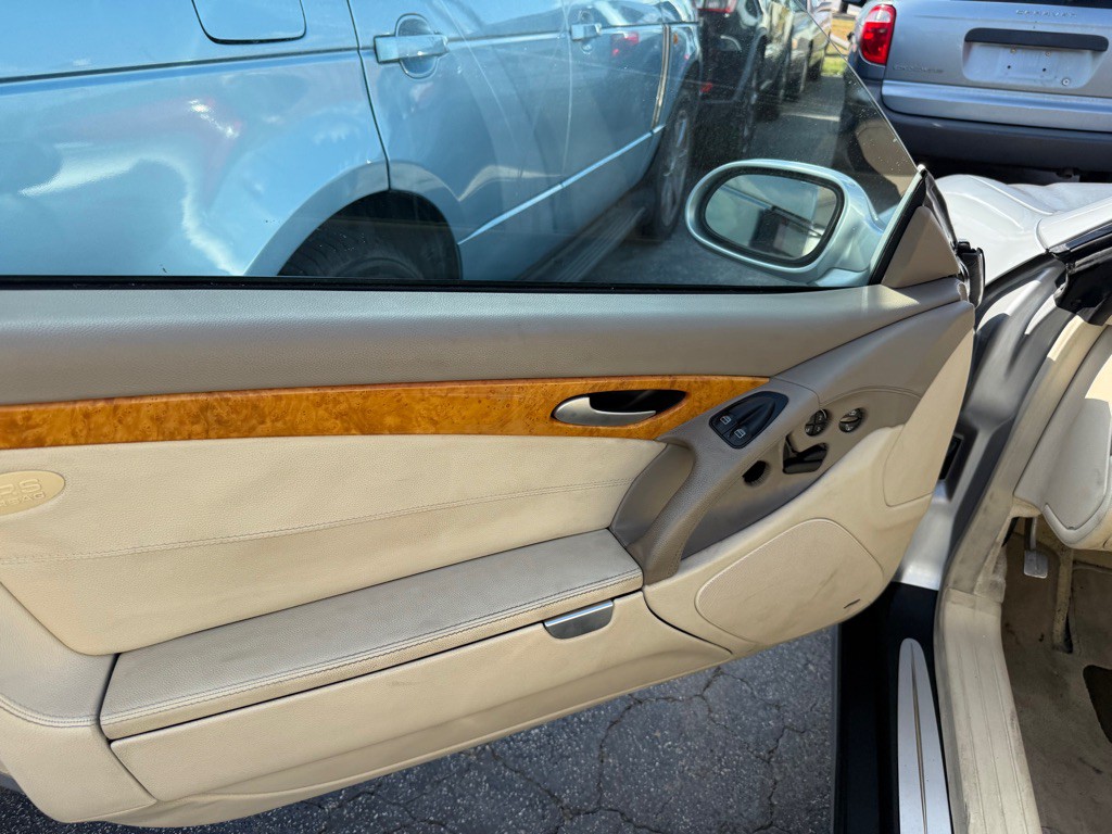 2003 Mercedes-Benz SL-Class Image 8