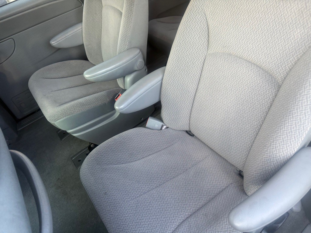 2007 Dodge Ram Van Image 9