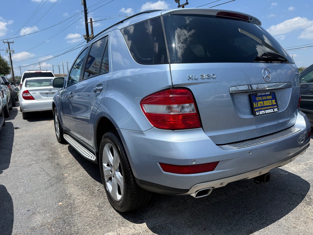 2009 Mercedes-Benz M-Class Image 2