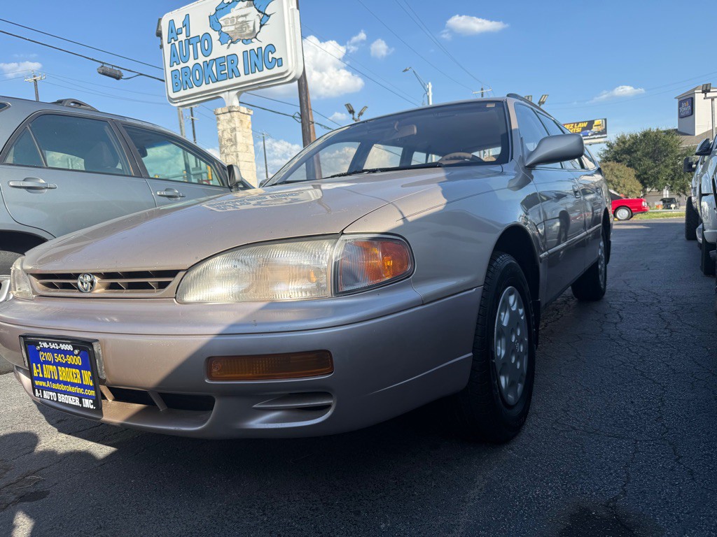 1995 Toyota Camry Image 1