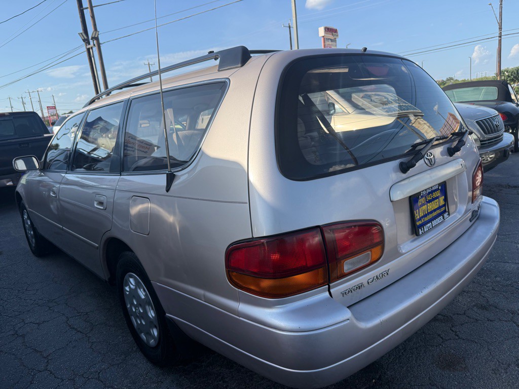 1995 Toyota Camry Image 2