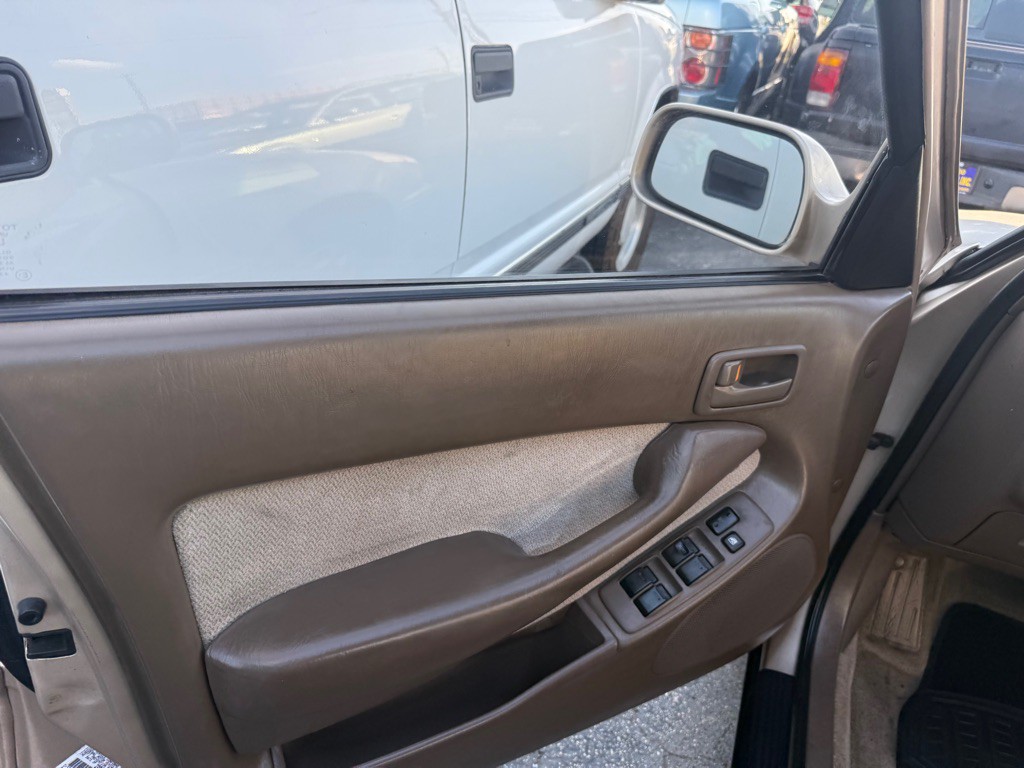 1995 Toyota Camry Image 8