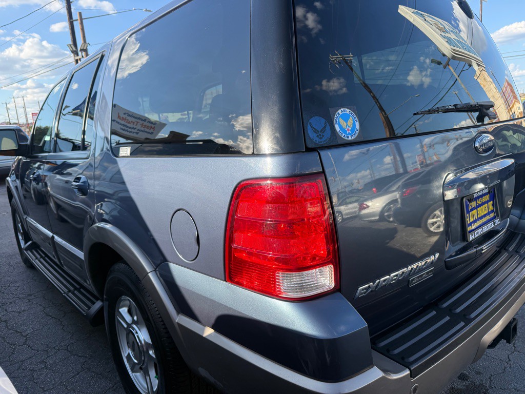 2003 Ford Expedition Image 2