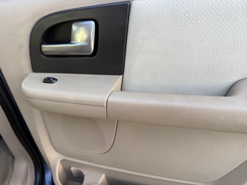 2003 Ford Expedition Image 23