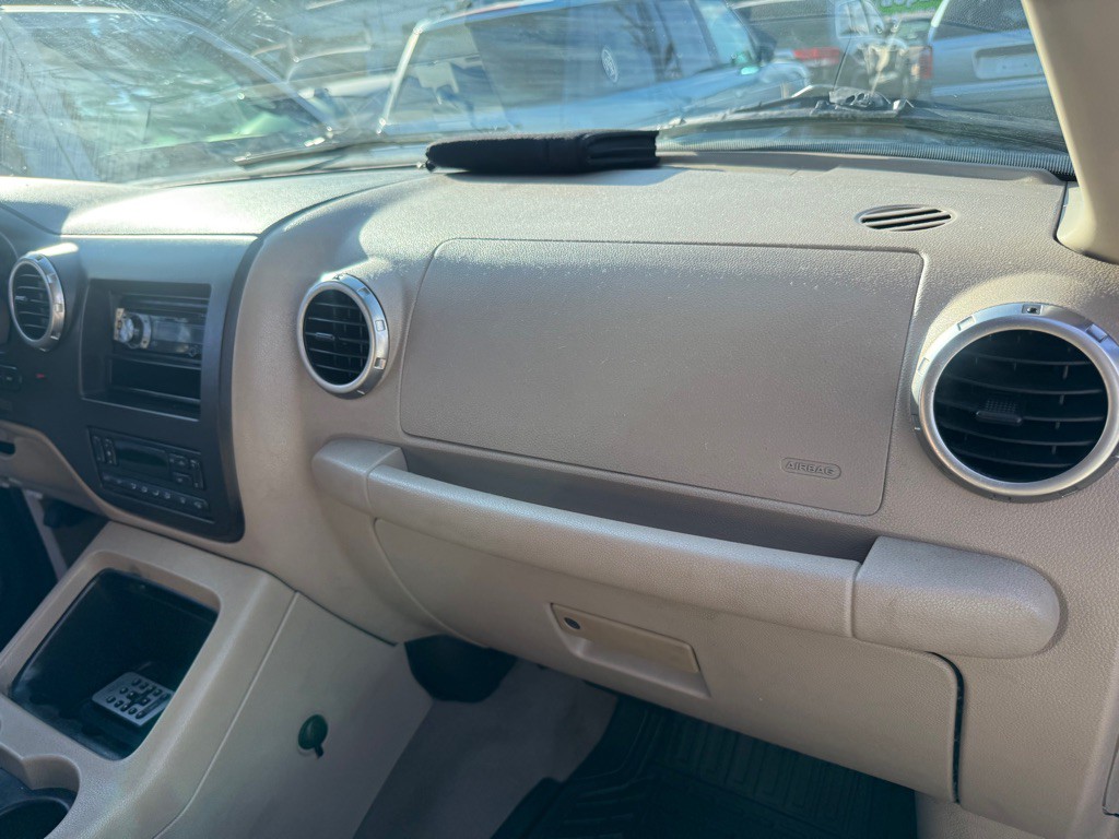 2003 Ford Expedition Image 24