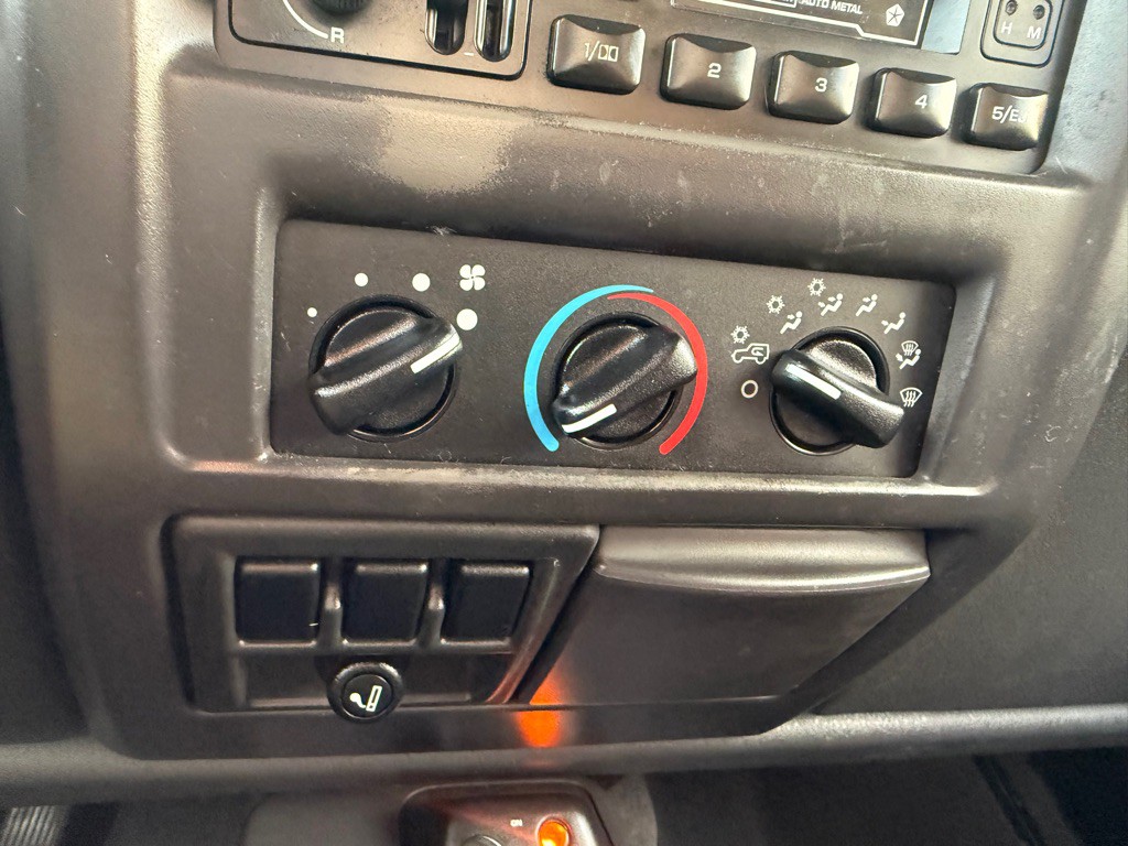 1999 Jeep Wrangler Image 27