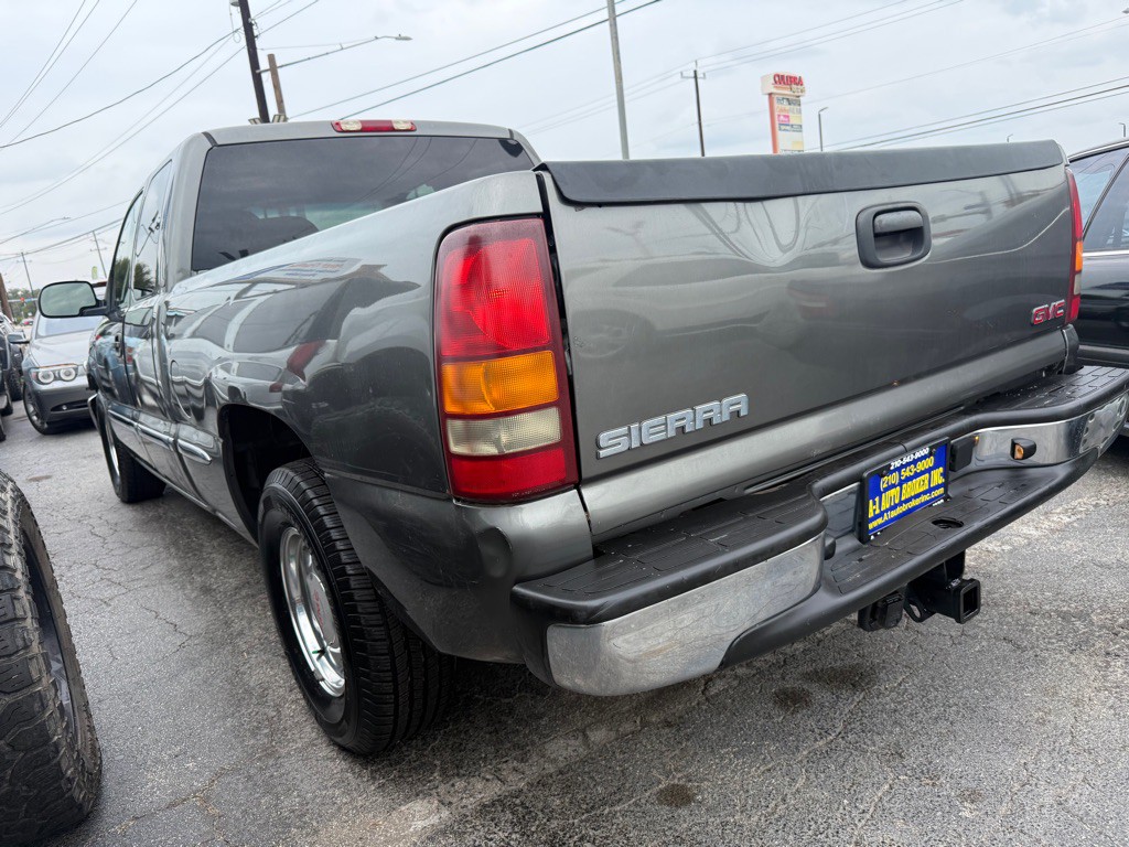 2002 GMC Sierra Image 2