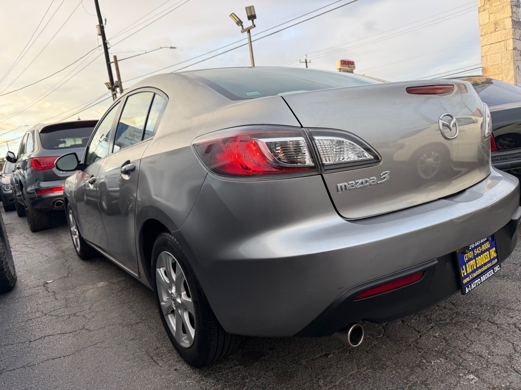 2010 Mazda Mazda3 Image 2