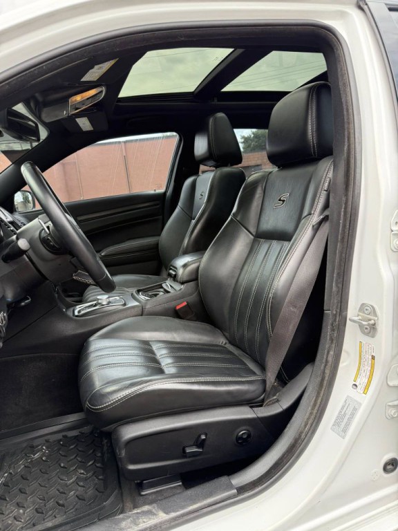 2016 Chrysler 300 Image 9