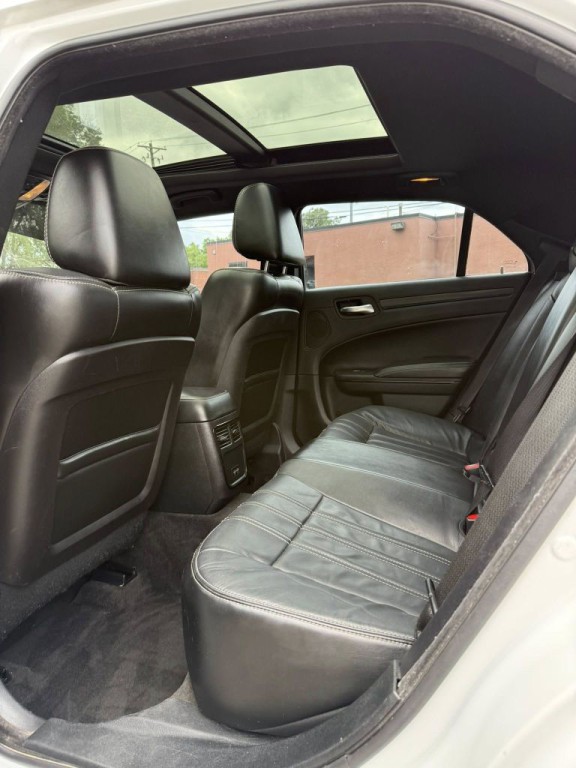 2016 Chrysler 300 Image 10