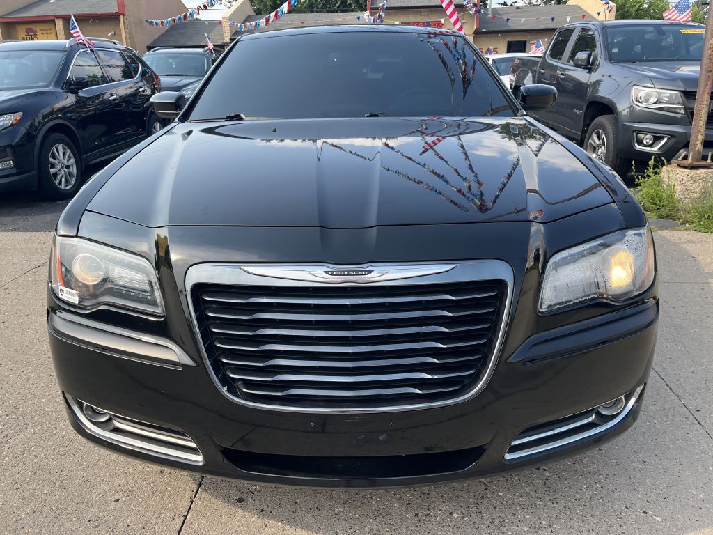 2014 Chrysler 300 Image 2