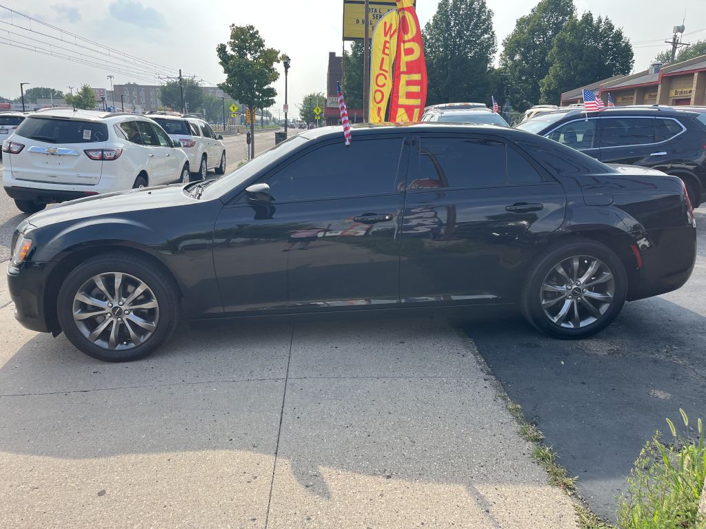 2014 Chrysler 300 Image 4