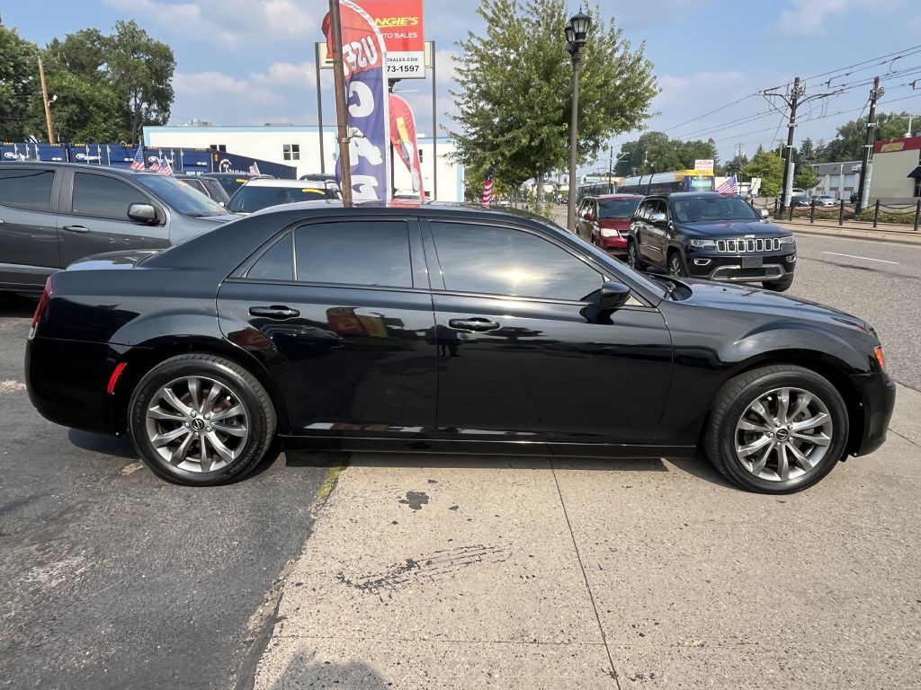 2014 Chrysler 300 Image 8