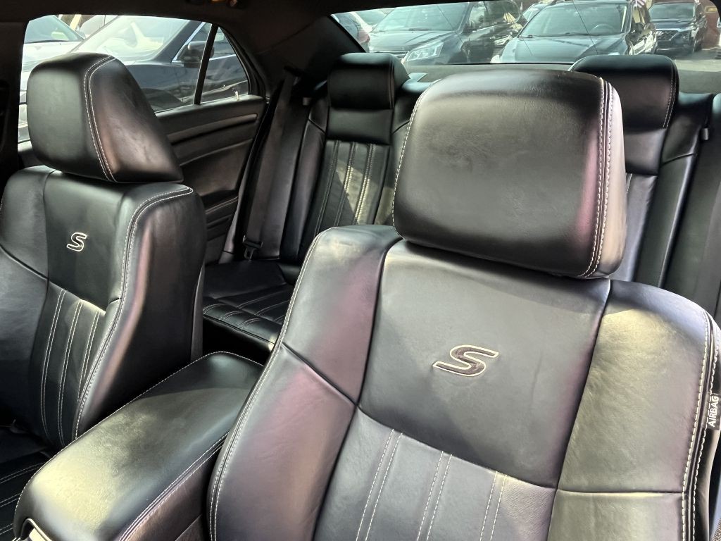 2014 Chrysler 300 Image 10