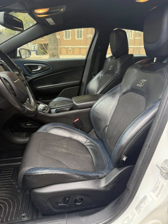 2015 Chrysler 200 Image 9