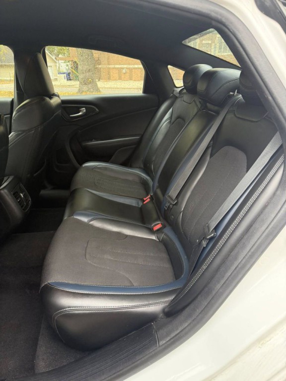 2015 Chrysler 200 Image 10