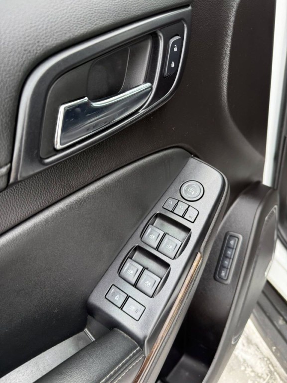 2016 Chevrolet Suburban Image 12