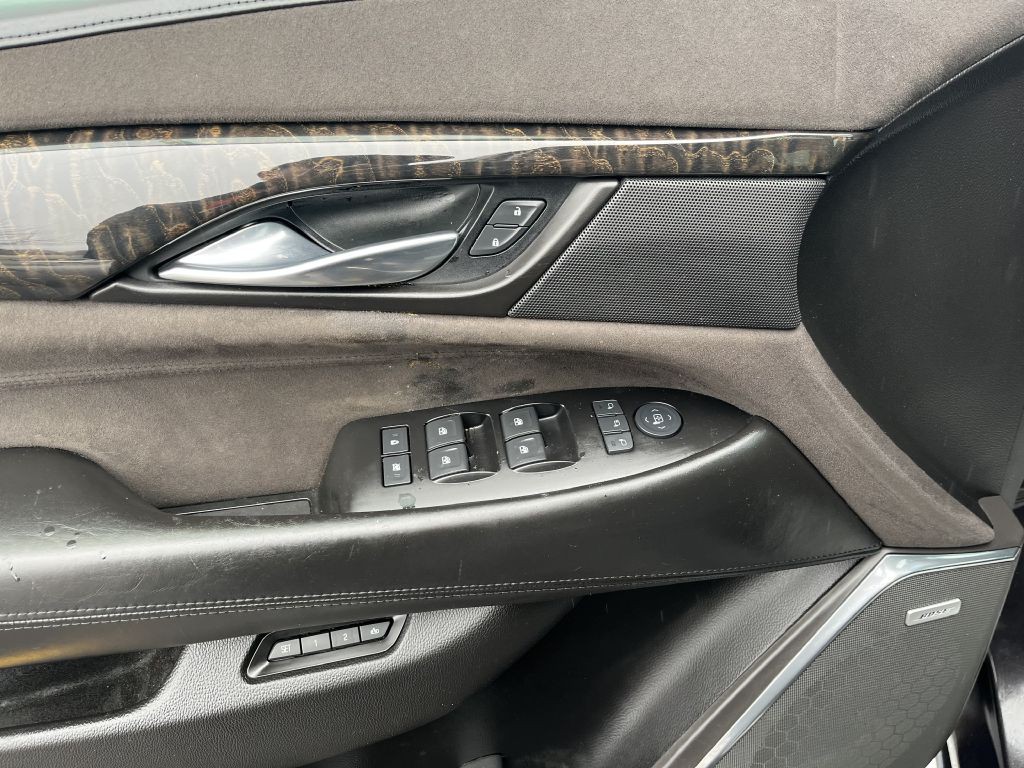 2015 Cadillac Escalade Image 17